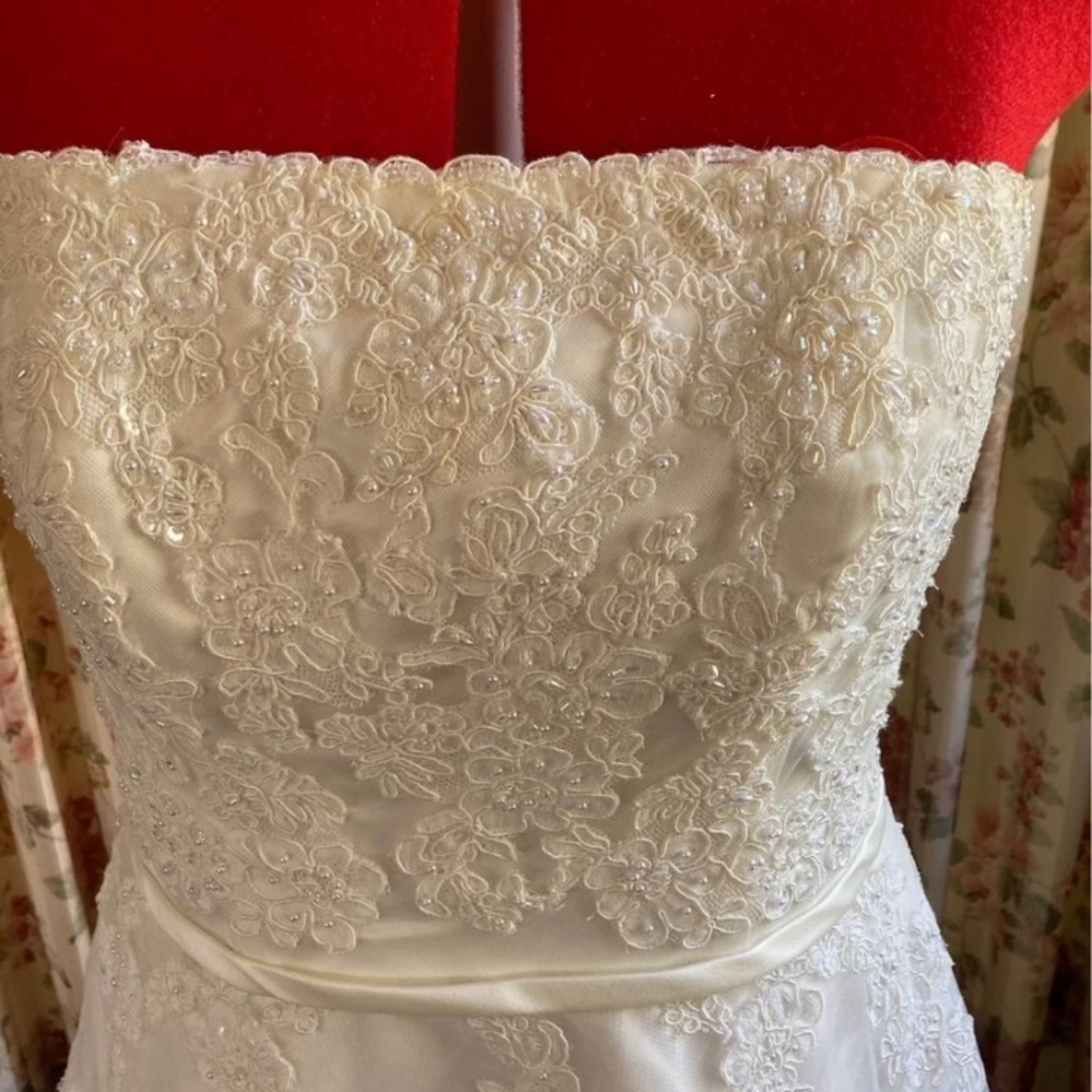White wedding dress strapless